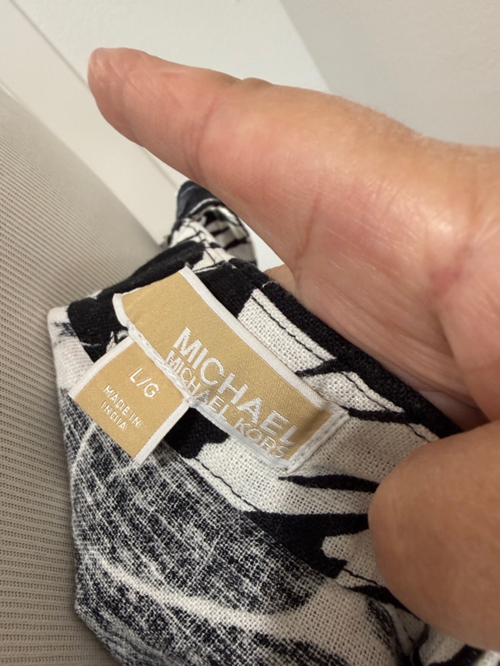 Michael Kors Black and White Floral Print linen Top and shorts - Picture 2 of 6